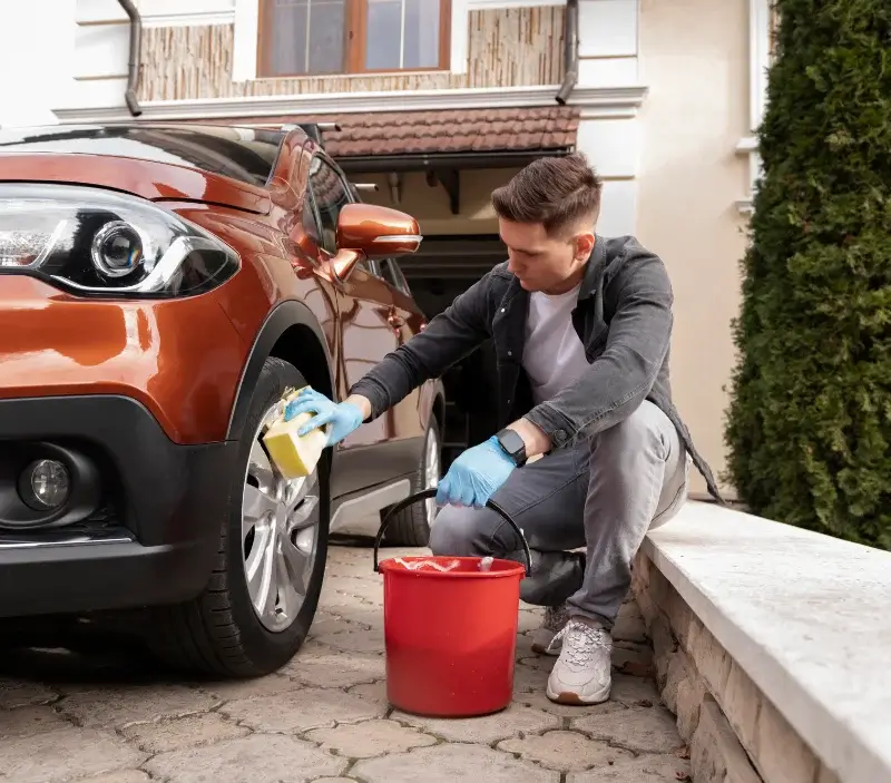 Lavage auto à domicile Chapdes-Beaufort : professionnel intervenant sur un véhicule
